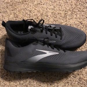 Mens Brooks revel 4 sneaker